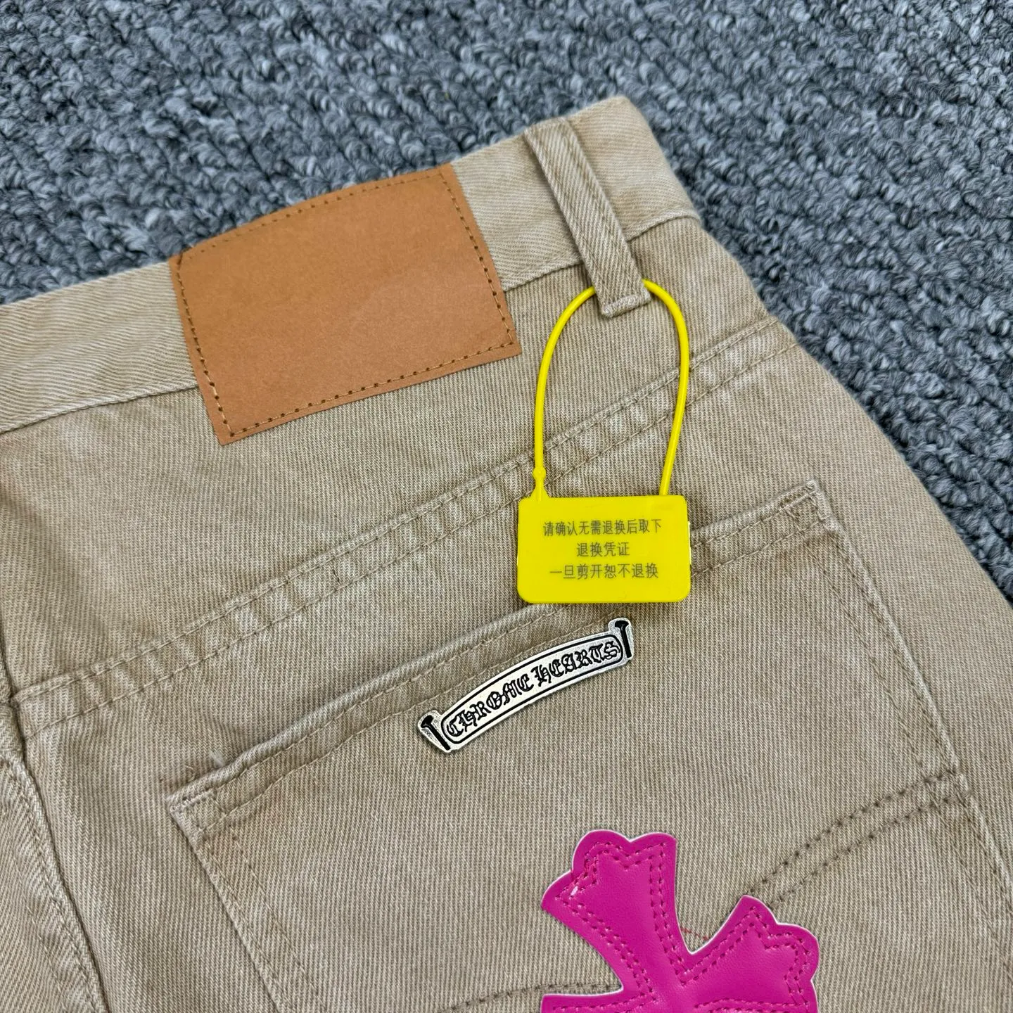 P240 Style No.: H849 ChromeHearts & Chrome Hearts [New on the unlabeled support platform] 2025 new khaki leather couple's washed jeans, top ceiling quality, styles with different washed textures, very friendly to people with thin legs and thick legs, straight and loose version very flattering leg shape, timeless moderate length, easy and casual to match, basic styling for various styles, a must-have in the wardrobe! The fabric is stiff but also makes the upper body soft without losing texture. The washing process is even more perfect. It is a must-have item for everyone! ! !  Size: 28-30-32-34 Color: Khaki
